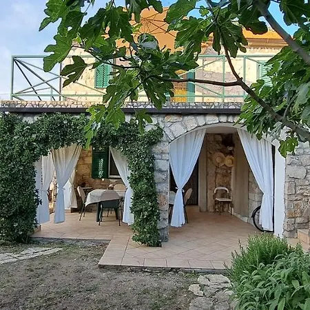 Stone House With Garden Laganini Hébergement de vacances Zlarin