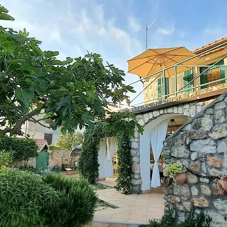 Stone House With Garden Laganini