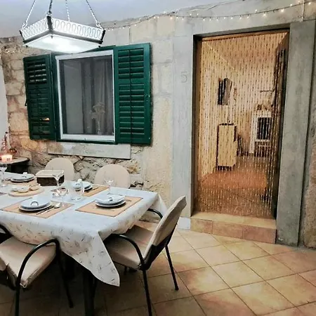 Stone House With Garden Laganini Ferienhaus