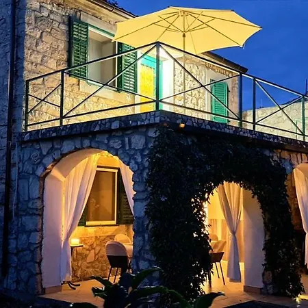 Stone House With Garden Laganini Ferienhaus *