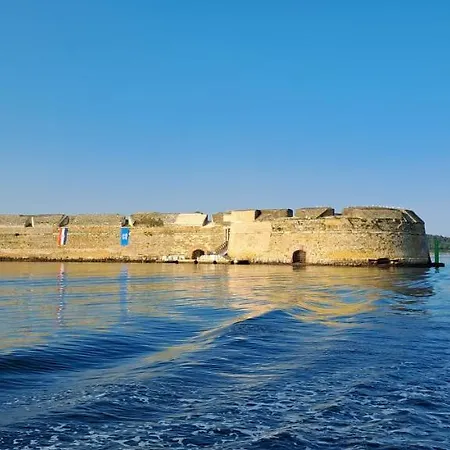 Hébergement de vacances Stone House With Garden Laganini *