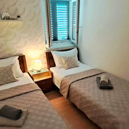 Stone House With Garden Laganini Ferienhaus *