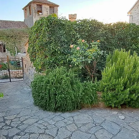 Ferienhaus Stone House With Garden Laganini