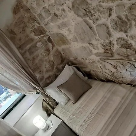Stone House With Garden Laganini 兹拉林