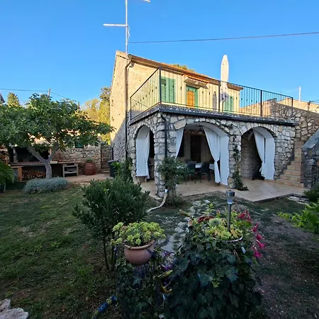 Ferienhaus Stone House With Garden Laganini