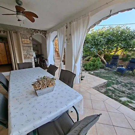 Hébergement de vacances Stone House With Garden Laganini