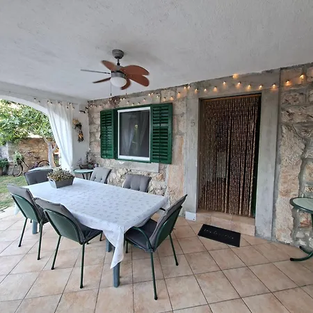 Hébergement de vacances Stone House With Garden Laganini