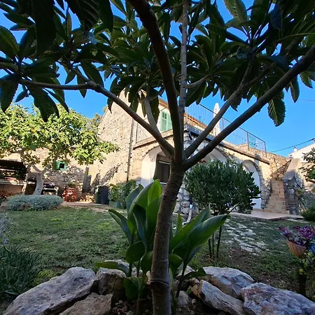 Stone House With Garden Laganini Ferienhaus *