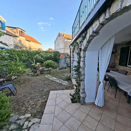 Stone House With Garden Laganini 度假居 *