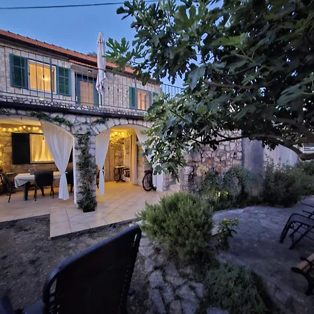 Stone House With Garden Laganini * 兹拉林