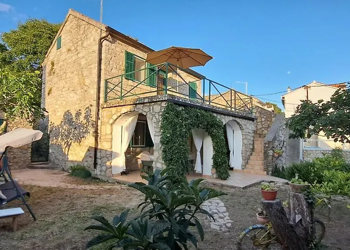 Stone House With Garden Laganini