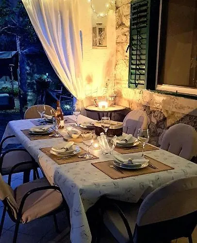 בית נופש Stone House With Garden Laganini זלארין