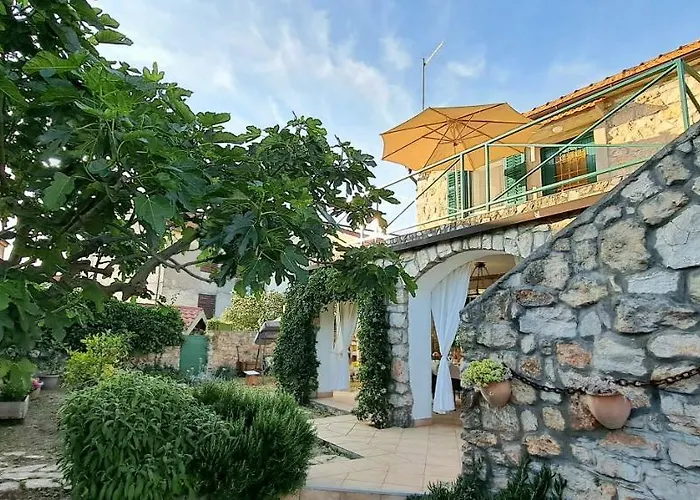 Stone House With Garden Laganini