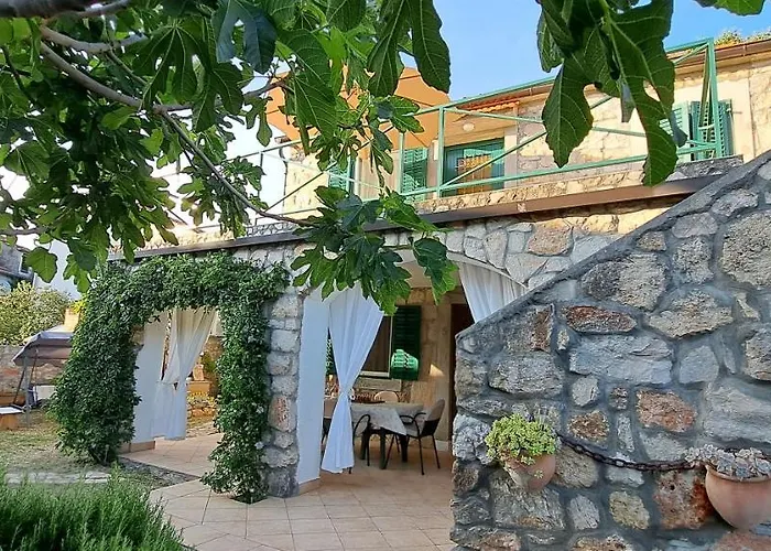 Stone House With Garden Laganini