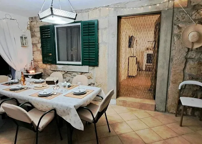 Stone House With Garden Laganini בית נופש