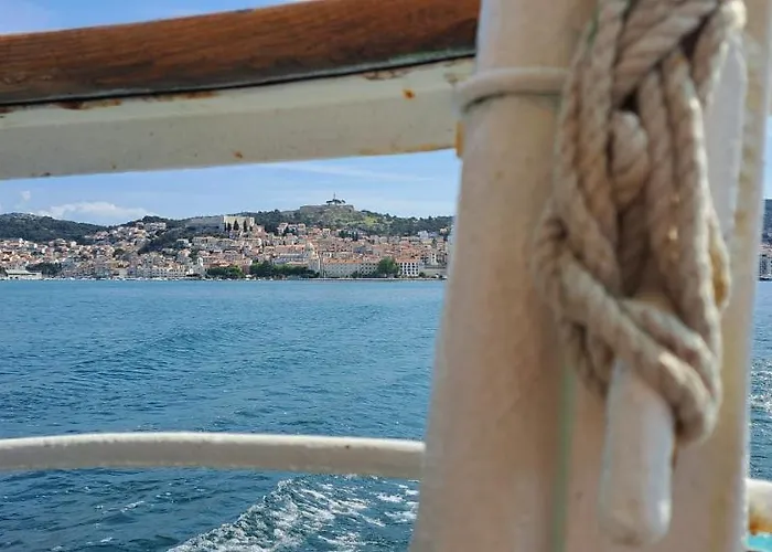 Stone House With Garden Laganini בית נופש זלארין