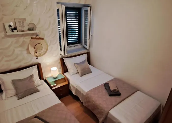 Stone House With Garden Laganini * זלארין