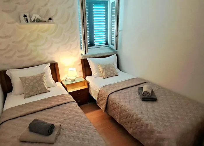 Stone House With Garden Laganini בית נופש *