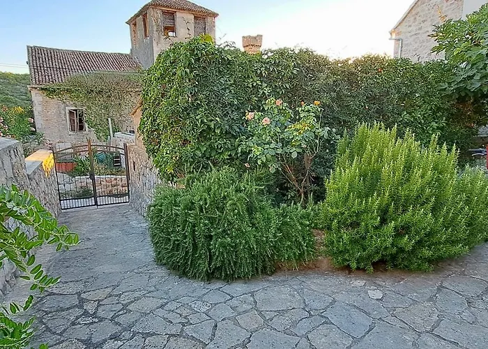 Vikendica Stone House With Garden Laganini