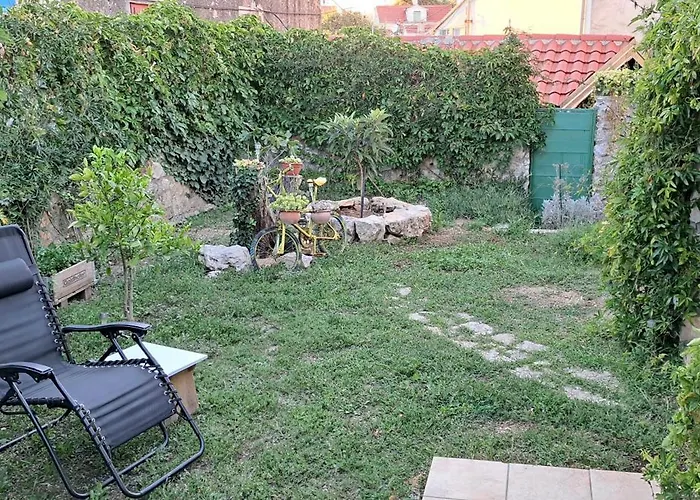 Stone House With Garden Laganini בית נופש *