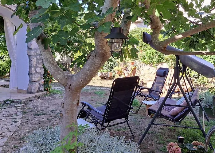 Stone House With Garden Laganini * זלארין