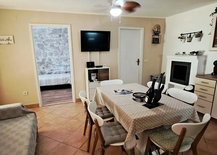 בית נופש Stone House With Garden Laganini זלארין