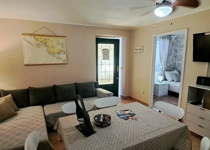 Stone House With Garden Laganini בית נופש *