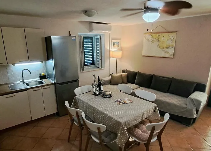 בית נופש Stone House With Garden Laganini זלארין