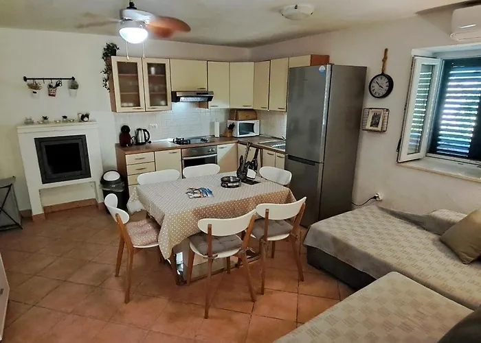 Stone House With Garden Laganini * זלארין