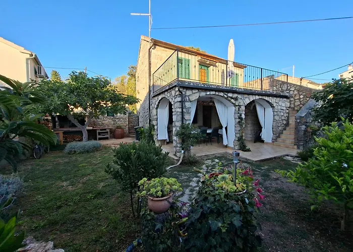 בית נופש Stone House With Garden Laganini