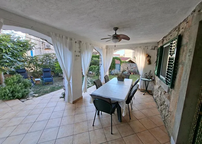 Stone House With Garden Laganini בית נופש זלארין