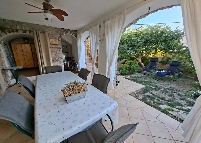 בית נופש Stone House With Garden Laganini