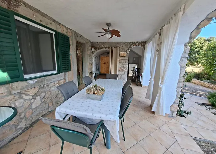 Stone House With Garden Laganini בית נופש *