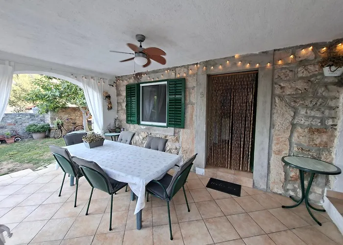 בית נופש Stone House With Garden Laganini