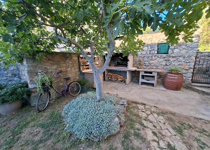 בית נופש Stone House With Garden Laganini זלארין